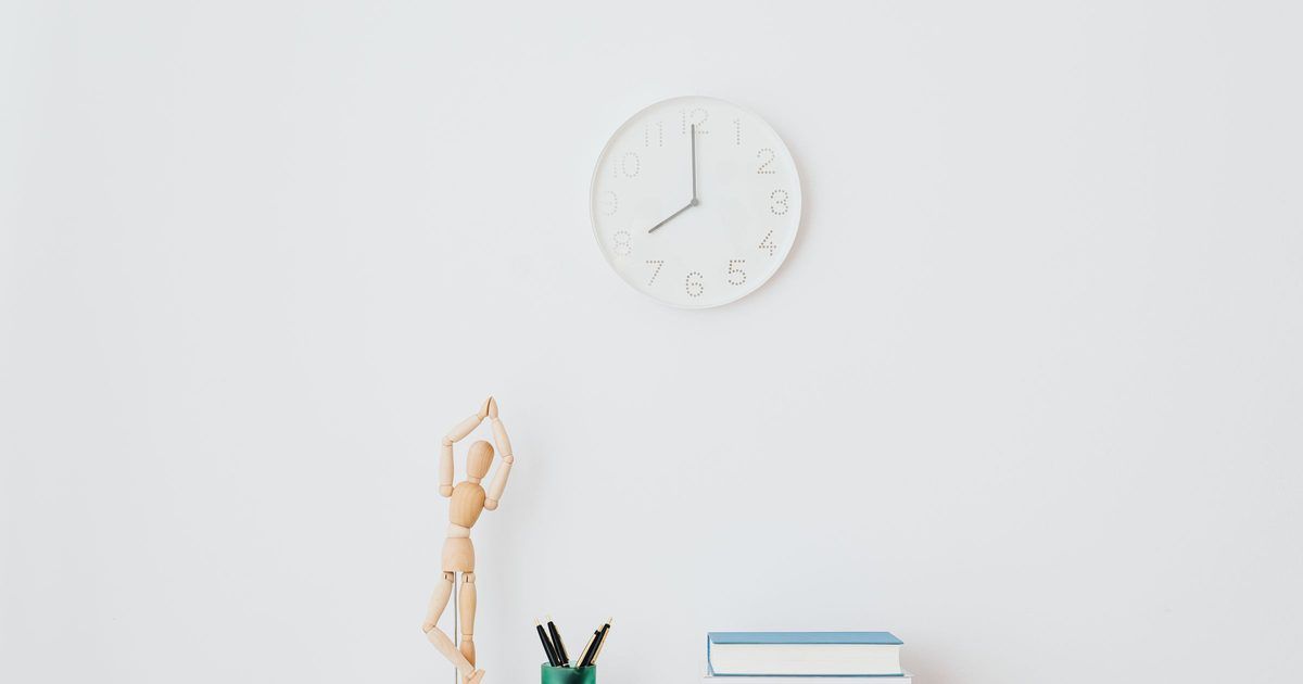 Reloj de pared sobre una pared blanca de oficina