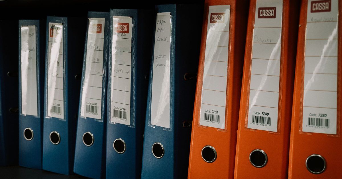 Carpetas de archivo ordenadas en un estante de oficina
