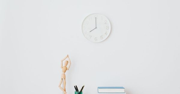 Reloj de pared sobre una pared blanca de oficina