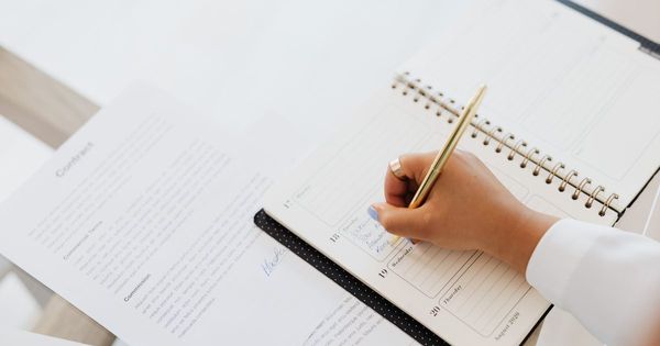 Documento legal impreso sobre un escritorio junto a un calendario