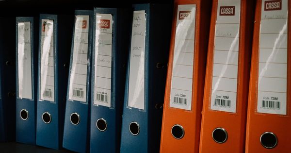 Carpetas de archivo ordenadas en un estante de oficina